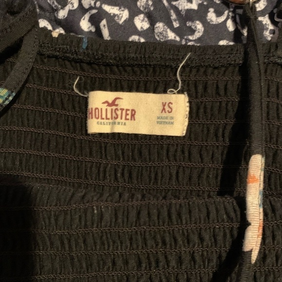 EUC woman’s XS Hollister shorts romper floral design - Picture 3 of 4